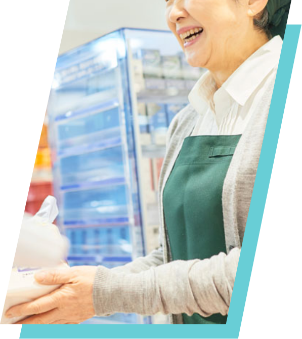 商品を販売する女性の画像